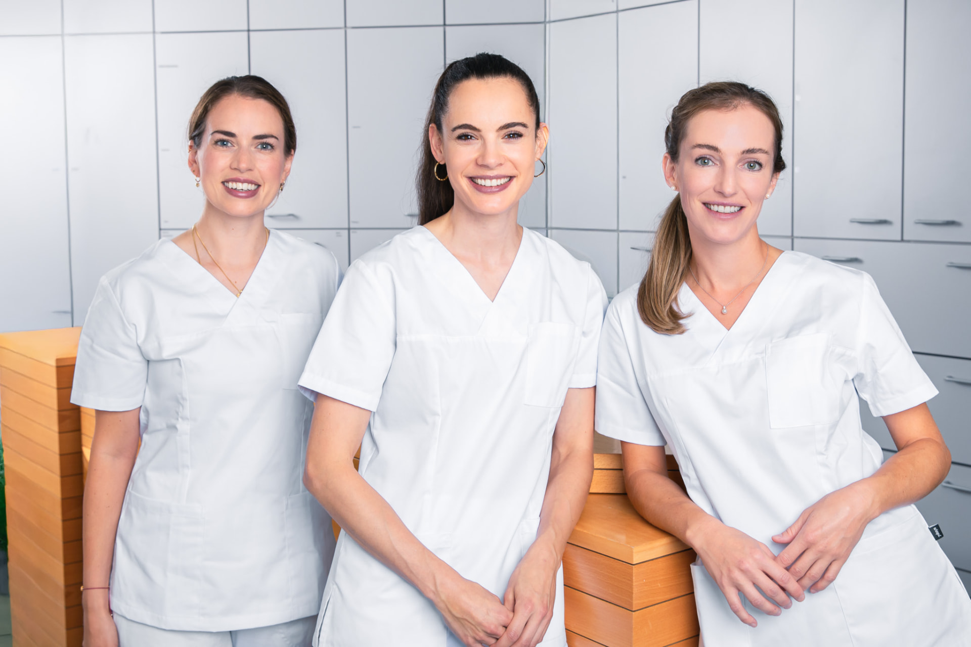Drei Fachzahnärztinnen in der Praxis