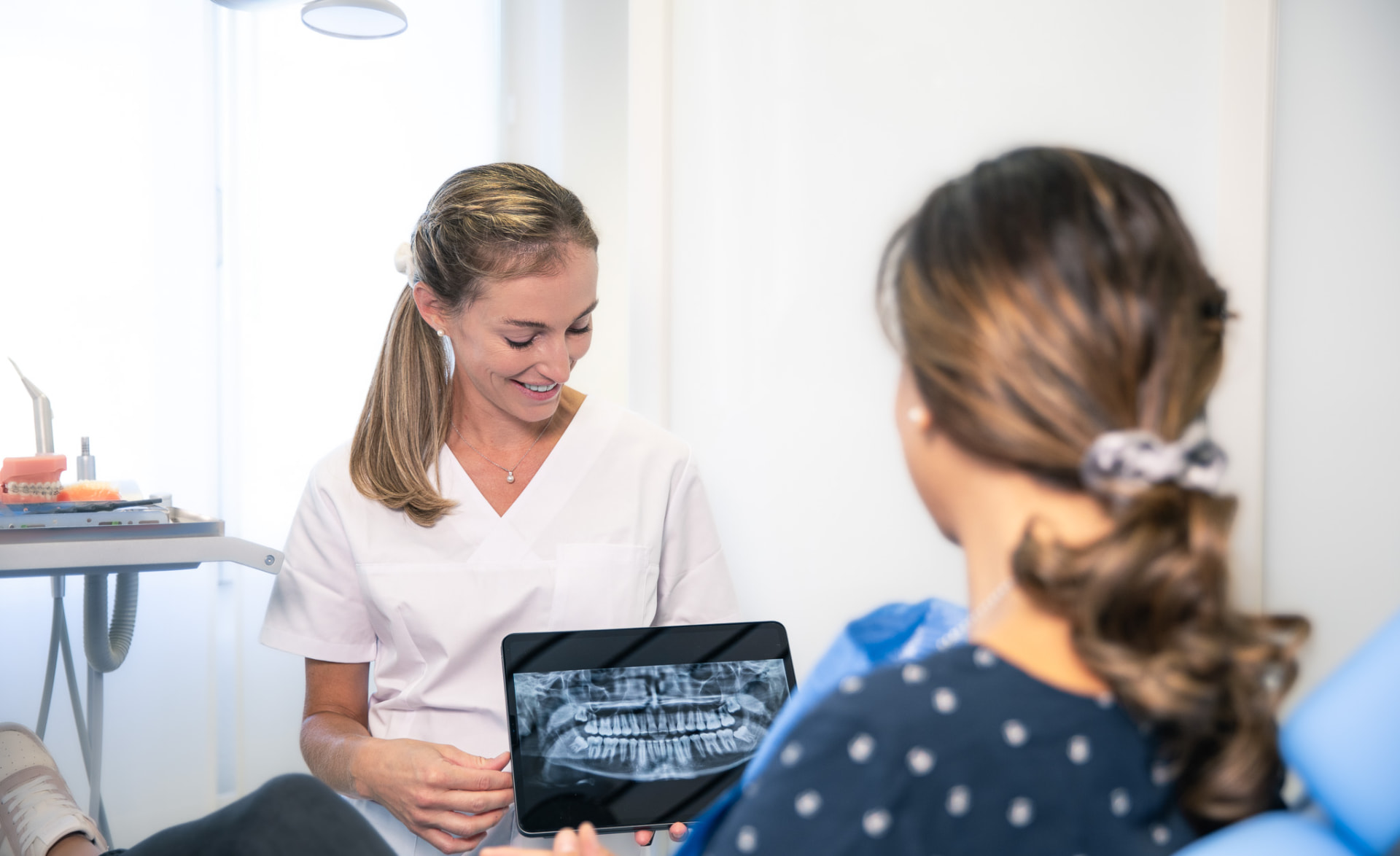 Erwachsene Patientin mit Alignern